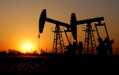 النفط يهبط لأدنى مستوى في أكثر من عام مع تراجع الأسهم